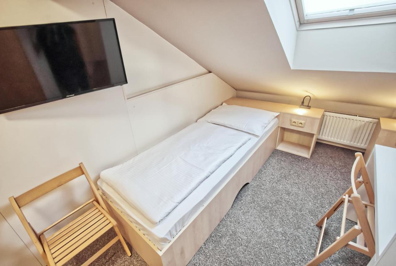 Restaurace A Penzion Praha Dolní Dunajovice Eksteriør billede