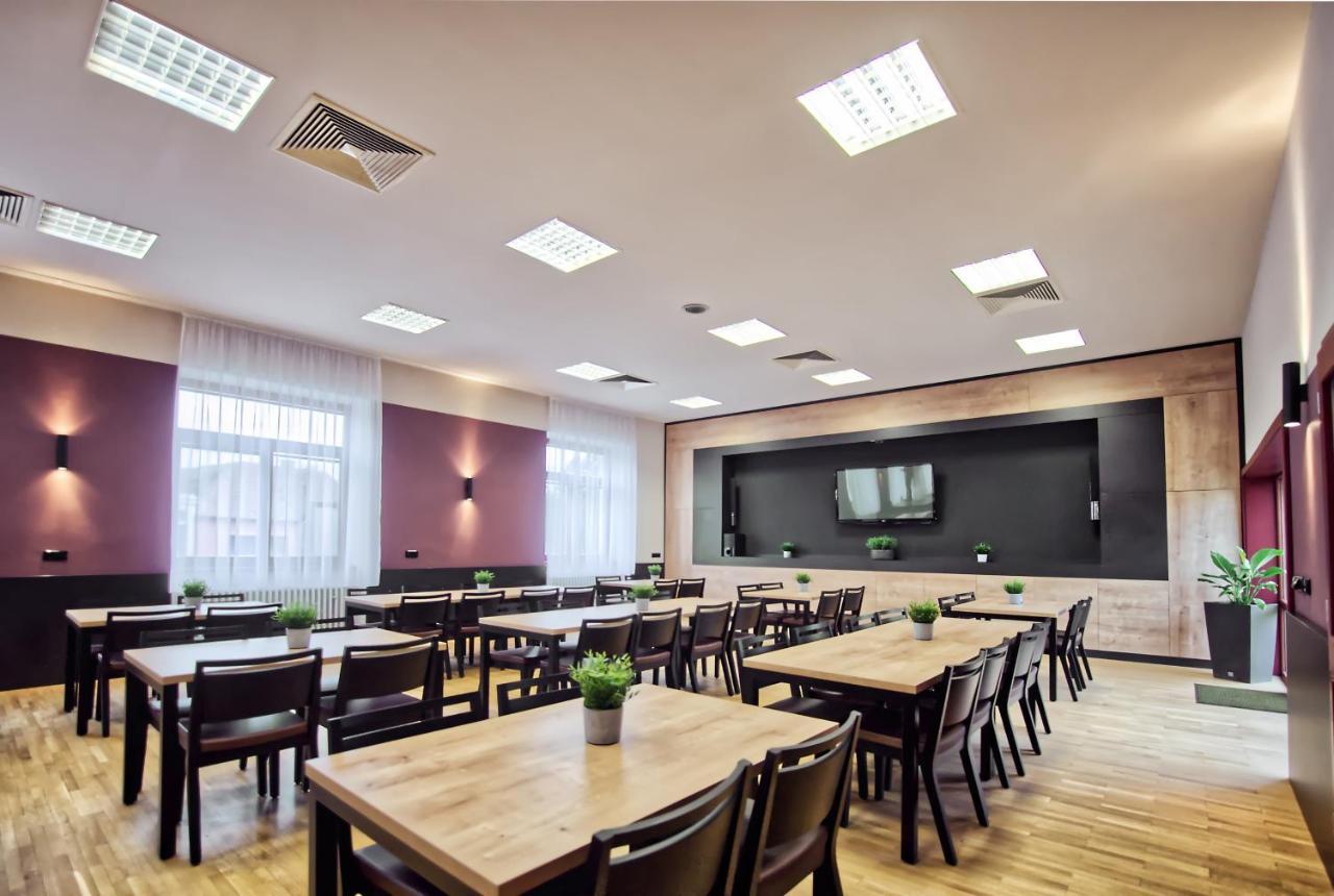 Restaurace A Penzion Praha Dolní Dunajovice Eksteriør billede