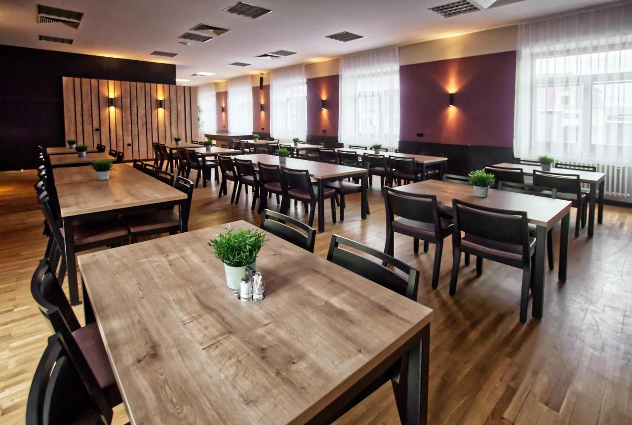 Restaurace A Penzion Praha Dolní Dunajovice Eksteriør billede
