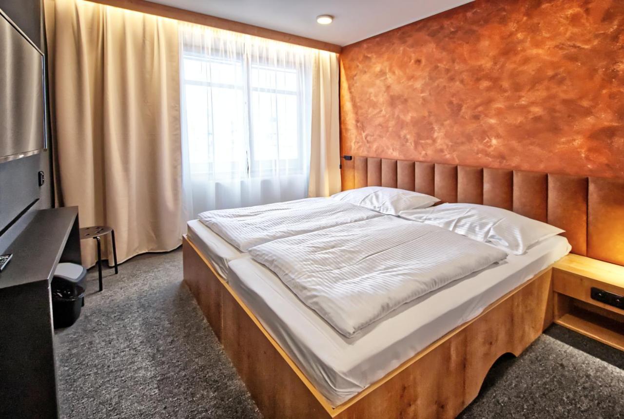 Restaurace A Penzion Praha Dolní Dunajovice Eksteriør billede