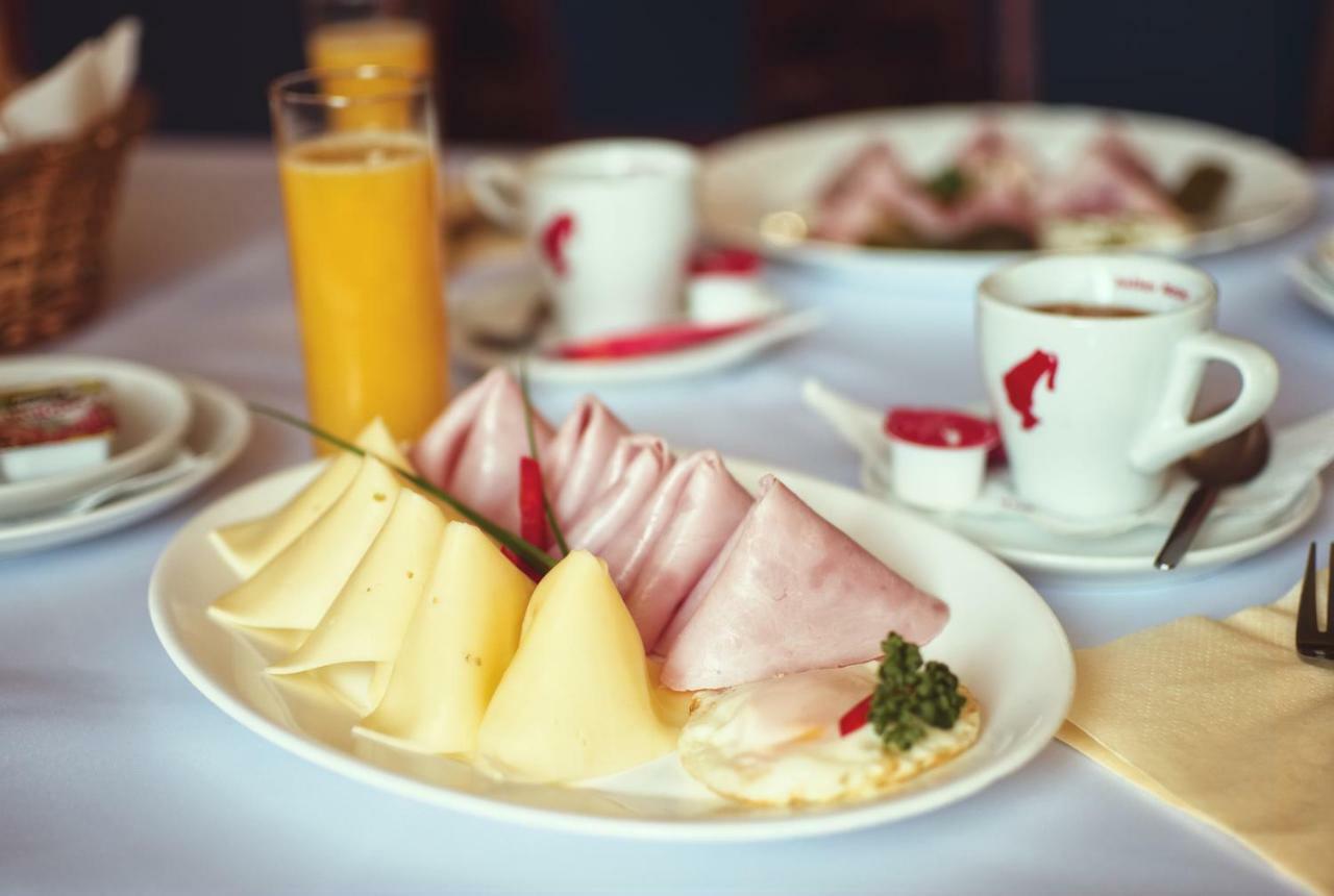 Restaurace A Penzion Praha Dolní Dunajovice Eksteriør billede