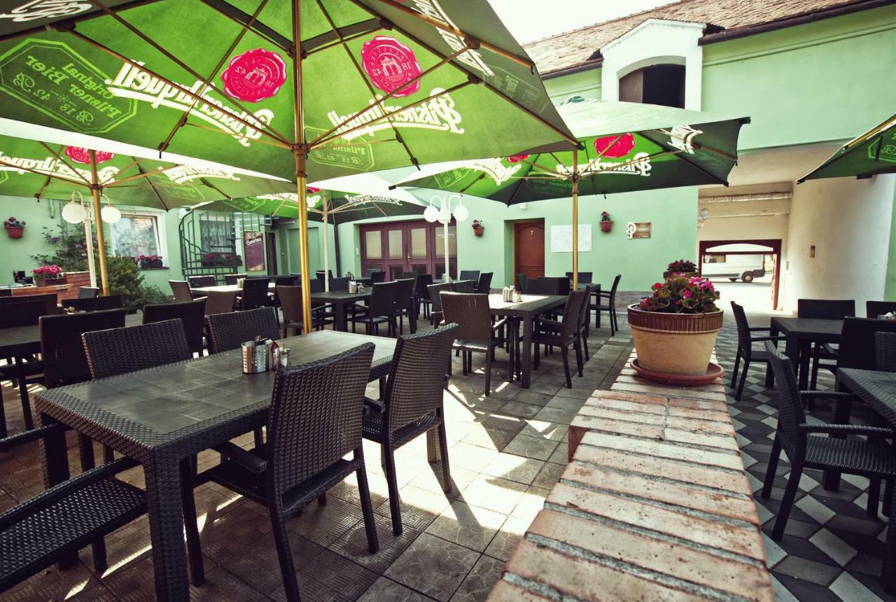 Restaurace A Penzion Praha Dolní Dunajovice Eksteriør billede